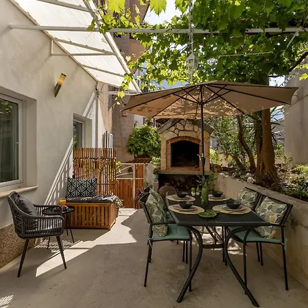 Hidden Garden , Stylish In Old Town * マカルスカ