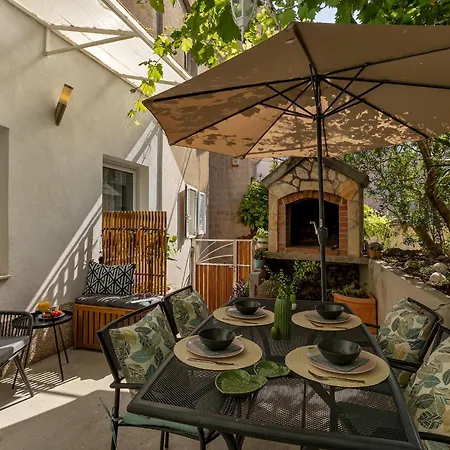 Hidden Garden , Stylish In Old Town マカルスカ