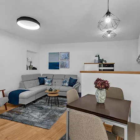 Hidden Garden , Stylish In Old Town マカルスカ