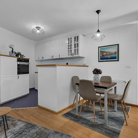 Hidden Garden , Stylish In Old Town マカルスカ