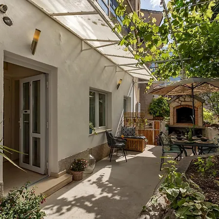 Hidden Garden , Stylish In Old Town * マカルスカ